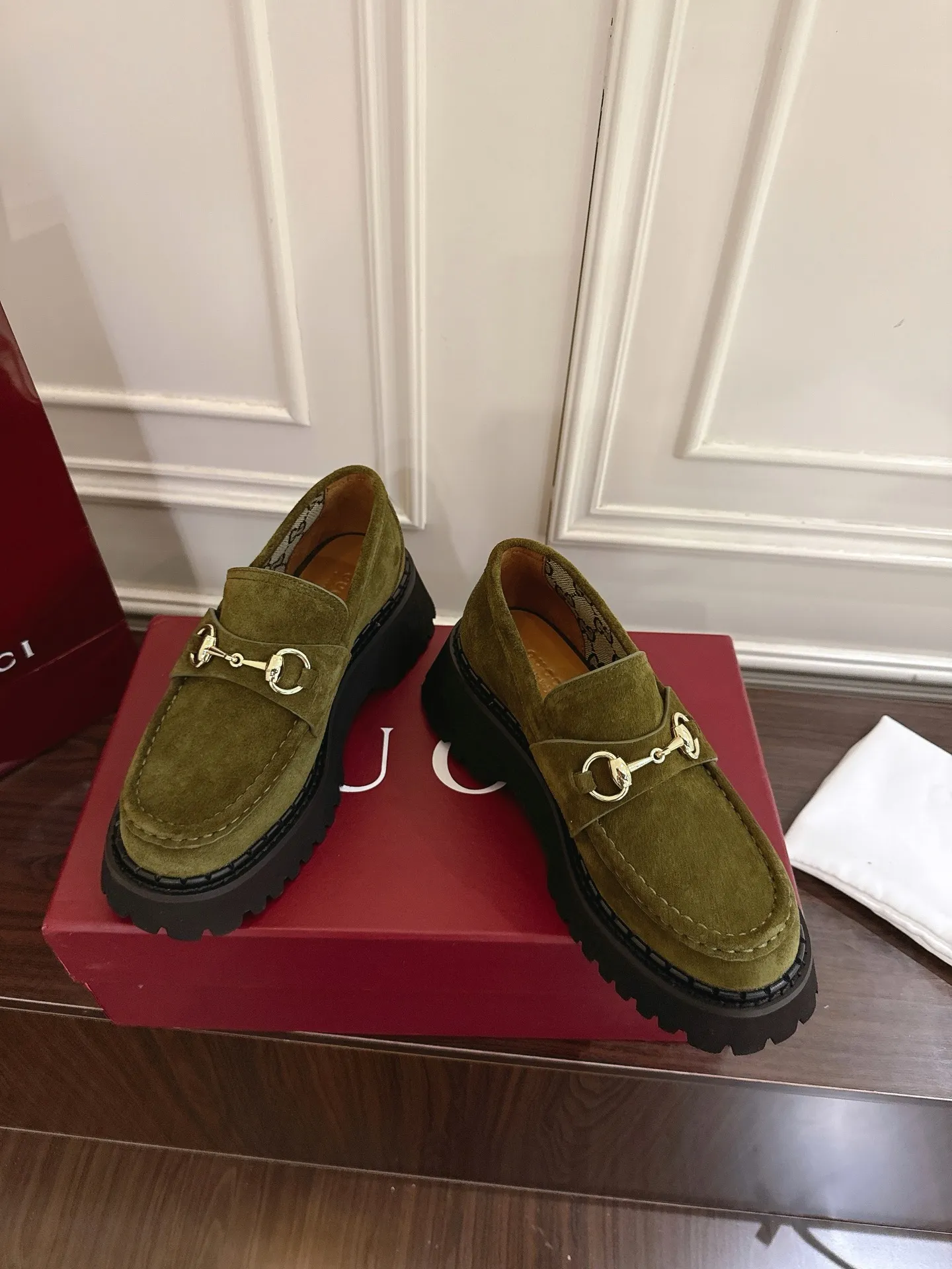 👟👟Ex-factory price 540👟👟 Gucci loafers with horsebit groove soles. As a tribute to the brand's equestrian origins, the horsebit has gone through years of baptism, integrating the rich historical heritage and modern fashion into one. Cowhide surface, sole thickness 5cm, size: 35-42# 39-46#